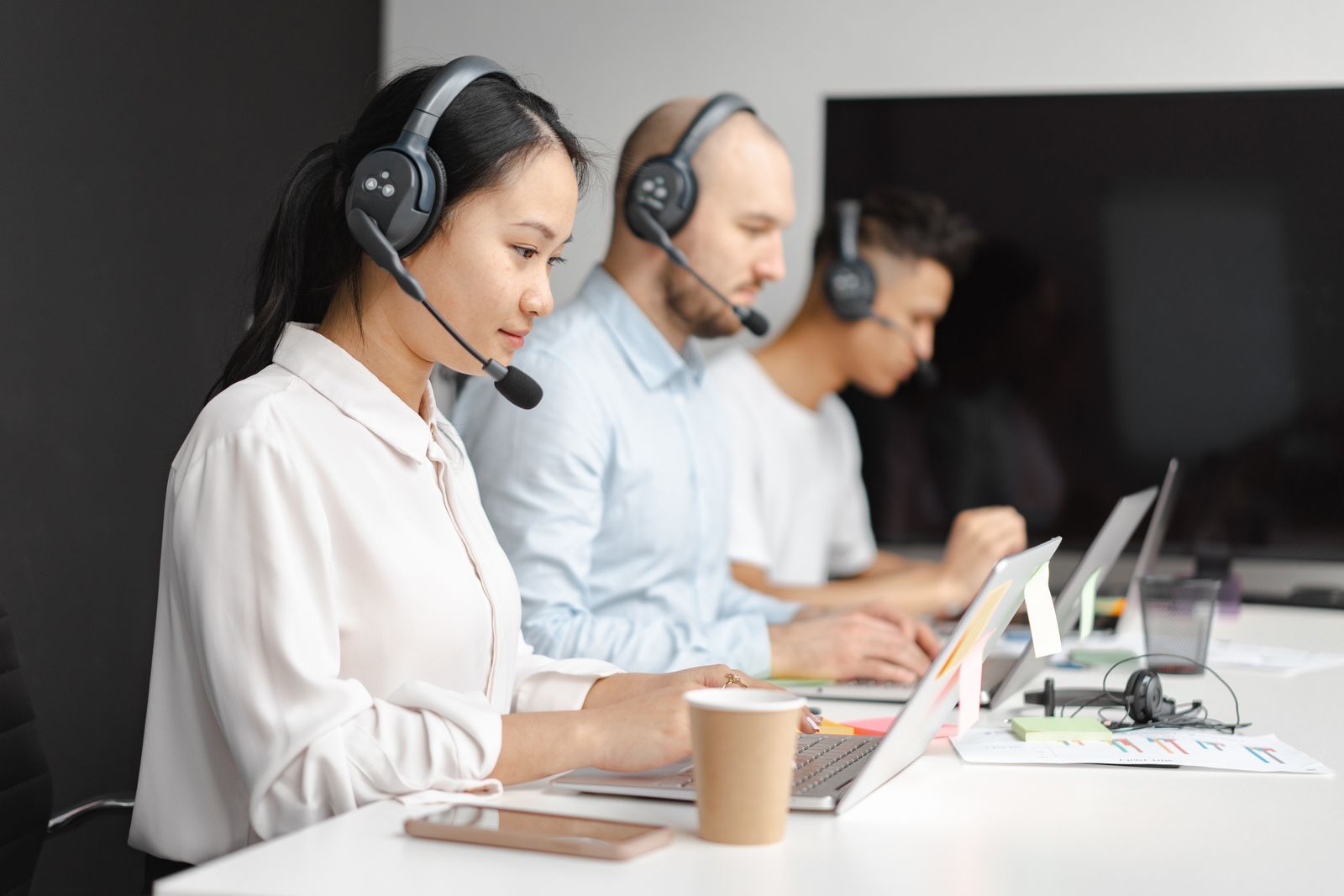 Kundenbetreuung – Service-Mitarbeiterin mit Headset am Arbeitsplatz