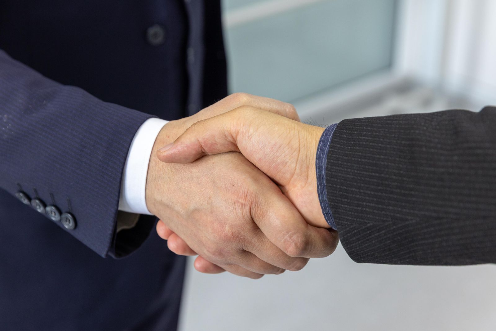 Partnerschaftlicher Handschlag zwischen zwei Geschäftspartnern